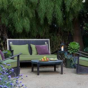 ロサンゼルスの小さいトランジショナルスタイルのおしゃれな裏庭のテラス (真砂土舗装、日よけなし) の写真