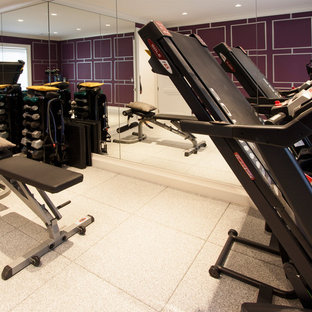 ニューヨークのコンテンポラリースタイルのおしゃれなトレーニングルーム (紫の壁) の写真