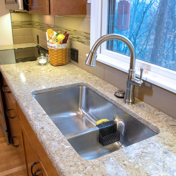 Chestnut Stained Transitional Kitchen Remodel With Adjoining Sunroom (K-93)