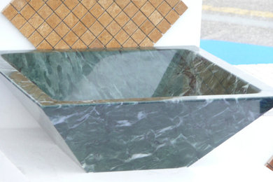 Idee per una stanza da bagno con top in marmo, top verde e un lavabo