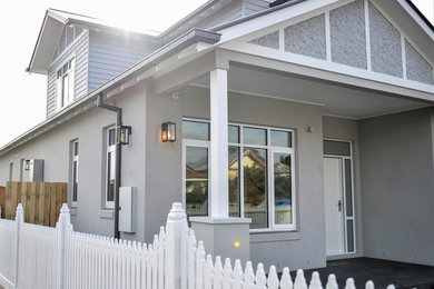 Mittelgroßes, Zweistöckiges Klassisches Einfamilienhaus mit grauer Fassadenfarbe und Blechdach in Melbourne