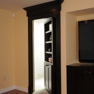 Diseño de sótano actual con paredes amarillas