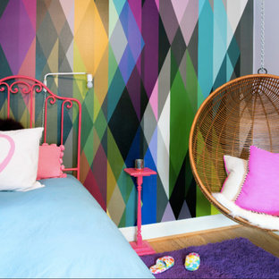 Mittelgroßes Modernes Gästezimmer ohne Kamin mit grauer Wandfarbe, hellem Holzboden und lila Boden in Washington, D.C.