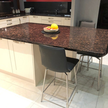Shaker Oyster Kitchen with Granite Worktops