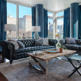 Exempel på ett mellanstort modernt loftrum, med blå väggar och mellanmörkt trägolv