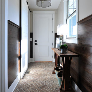 Bild på en vintage hall, med beige väggar och tegelgolv