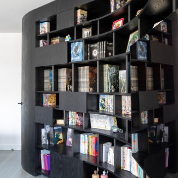 Une bibliothèque singulière dans une pièce de vie agrandie