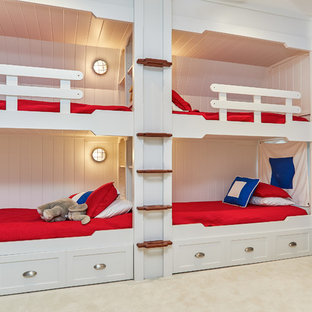 Ejemplo de dormitorio infantil de 4 a 10 años, marinero, con paredes azules, moqueta y suelo beige