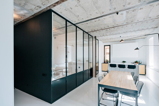 Industriefenster -Look: Trennwände aus Schwarzstahl und Glas im Trend Industriefenster -Look: Trennwände aus Schwarzstahl und Glas im Trend