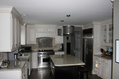 Kitchen - traditional kitchen idea in Chicago