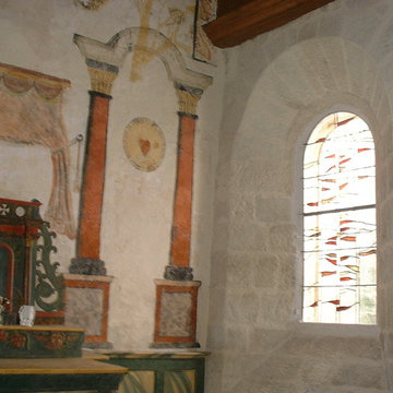 nouveaux vitraux dans la patite église de Gourdon-Murat (Corrèze)