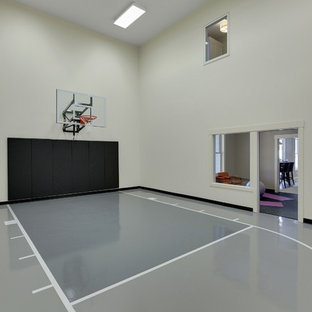 ミネアポリスの大きいトランジショナルスタイルのおしゃれな室内コート (ベージュの壁、コンクリートの床、グレーの床) の写真