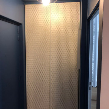 L'entrée bleue avec sa peinture au plafond après les travaux