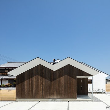古い街並みにも調和する 新鮮でモダンな切妻の家