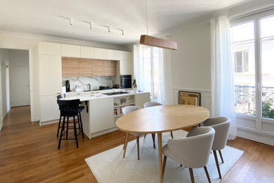 Exemple d'une salle à manger tendance de taille moyenne avec un mur blanc, parquet foncé, aucune cheminée et un sol marron.