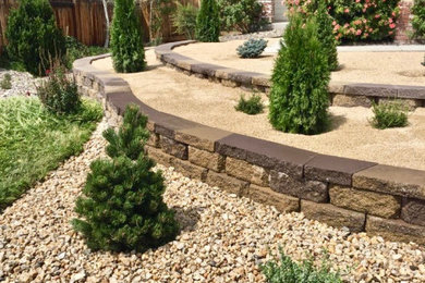 Design ideas for a mid-sized traditional drought-tolerant and full sun front yard gravel retaining wall landscape in Las Vegas.