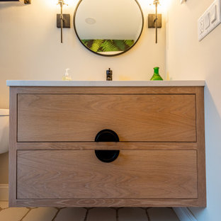 Badezimmer mit Duschbank und Tapetenwänden Ideen, Design & Bilder