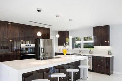 Kitchen - modern kitchen idea in Miami