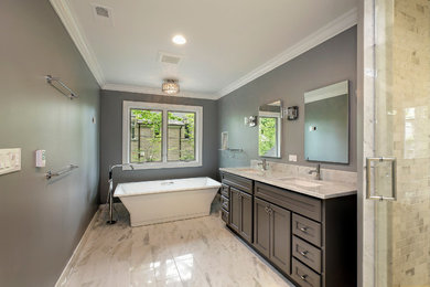 Bathroom - contemporary bathroom idea in Chicago