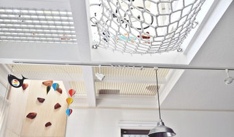 木製クライミングホールドをハシゴとして二階へ