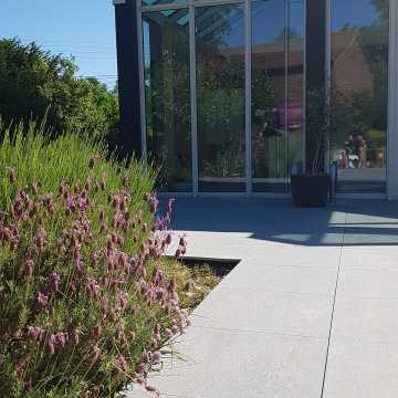 Extension lumineuse et large terrasse