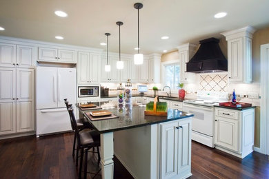Kitchen - traditional kitchen idea in Omaha