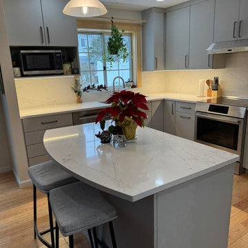 Integrated backsplash outlets
