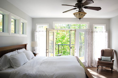 他の地域にあるおしゃれな主寝室 (白い壁、淡色無垢フローリング、茶色い床) のレイアウト