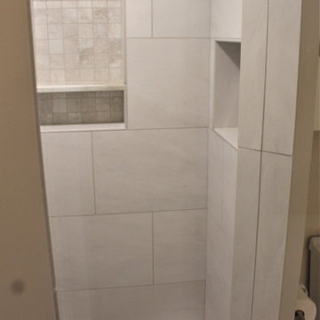 Starmark Master Bath Maple Roseville in Marshmallow