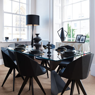 Modernes Esszimmer mit weißer Wandfarbe, Teppichboden und beigem Boden in Gloucestershire