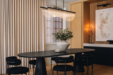 Example of a dining room design in Chicago