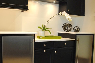 This is an example of a contemporary laundry room in Dallas.