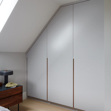 Light Grey & White Oak Angled Bedroom Closet