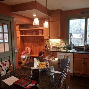 Idéer för att renovera ett mellanstort vintage kök, med en undermonterad diskho, skåp i shakerstil, skåp i ljust trä, granitbänkskiva, flerfärgad stänkskydd, stänkskydd i skiffer, rostfria vitvaror, mörkt trägolv, en köksö och brunt golv