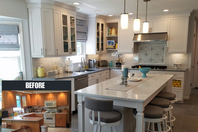 Example of a mid-sized transitional l-shaped ceramic tile and gray floor eat-in kitchen design in New York with an undermount sink, shaker cabinets, white cabinets, quartz countertops, white backsplash, mosaic tile backsplash, stainless steel appliances and an island