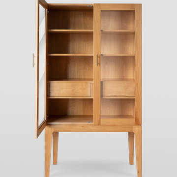 Display Cabinet: A Fusion of Modern Elegance and Traditional Craftsmanship