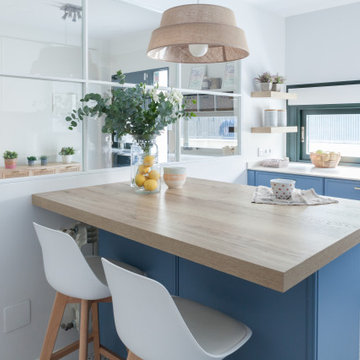 Reforma integral de una cocina en blanco y azul