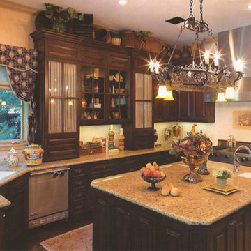 Celebrity Kitchen and Family Room Combo