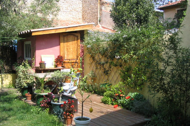 Idées déco pour un petit jardin méditerranéen l'hiver avec une exposition ensoleillée et une terrasse en bois.
