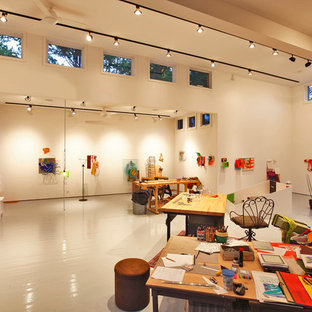 Diseño de estudio minimalista con paredes blancas, escritorio independiente y suelo blanco