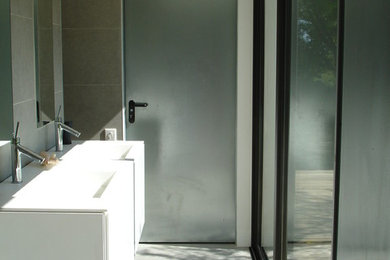 Idée de décoration pour une salle de bain design.