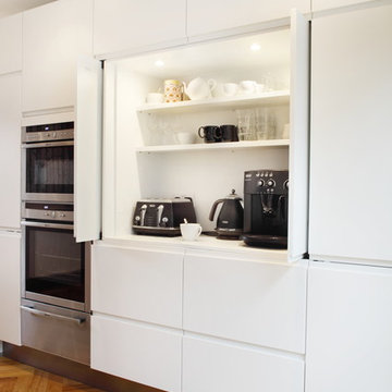 Handleless white kitchen with built in storage