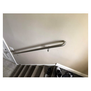 Raised Ranch Stair Railing - Modern - Treppen - New York - von US Glass ...