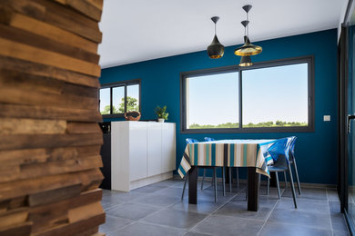 Inspiration pour une cuisine design en L fermée et de taille moyenne avec un évier intégré, des portes de placard blanches, un sol en carrelage de céramique et un sol gris.
