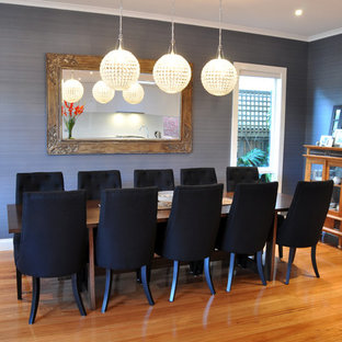 ジーロングのモダンスタイルのLDKの画像 (グレーの壁、淡色無垢フローリング、暖炉なし)