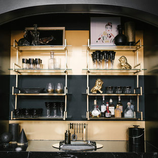 コロンバスの中サイズのコンテンポラリースタイルのおしゃれなウェットバー (アンダーカウンターシンク、落し込みパネル扉のキャビネット、グレーのキャビネット、大理石カウンター、黄色いキッチンパネル、大理石の床、マルチカラーの床、白いキッチンカウンター) の写真