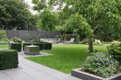 Moderner Garten mit Wasserspiel in Düsseldorf