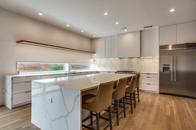 Kitchen - traditional kitchen idea in Dallas