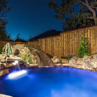 ダラスの小さいオーダーメイドトロピカルスタイルのおしゃれなプール (ウォータースライダー) の写真