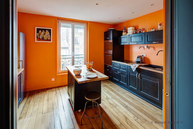 Photo of a transitional kitchen in Paris.